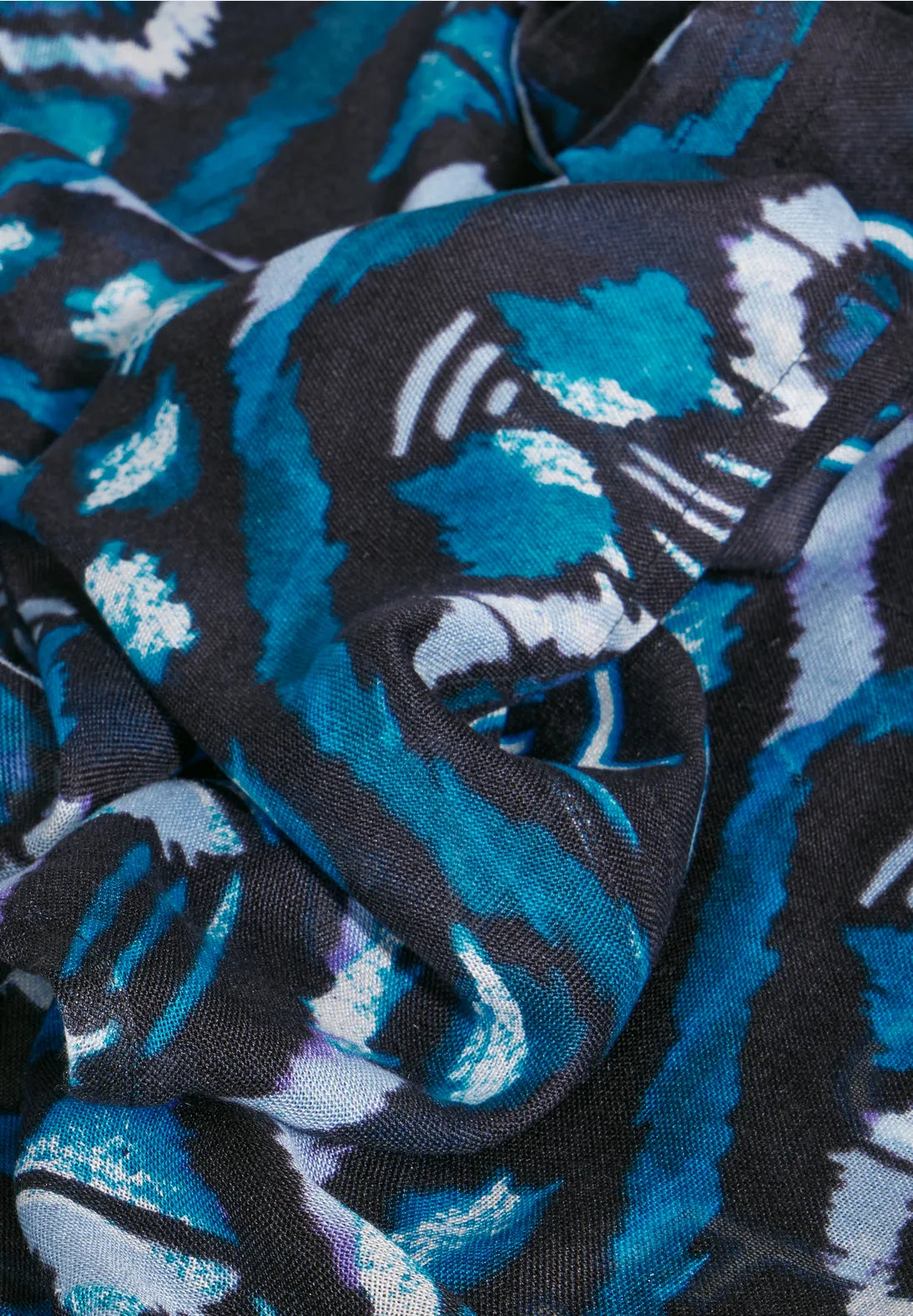 Cecil Print Loop Scarf in Auqa or Purple Print 572584