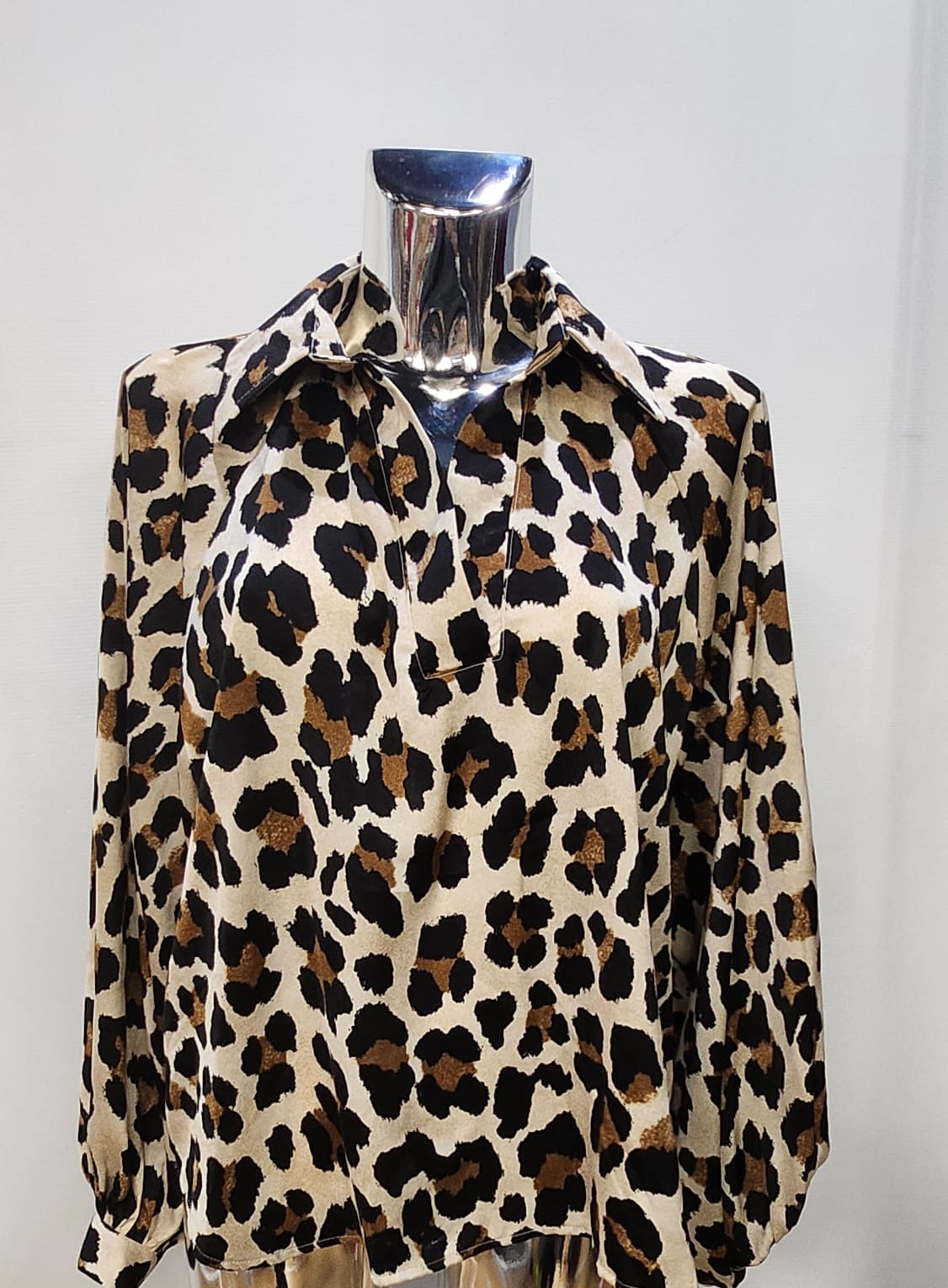 Silky Leopard print shirt with v neck and collar