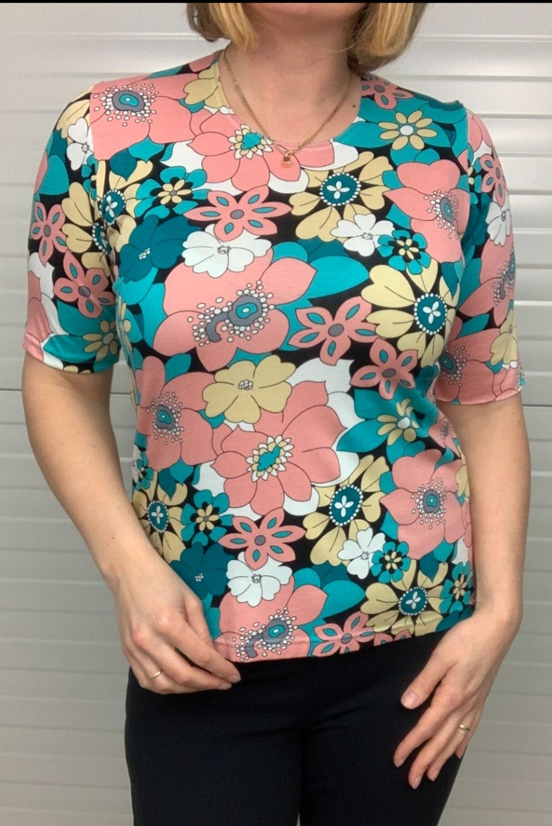 Ilona summer top peach flower mix. Tee Top 4